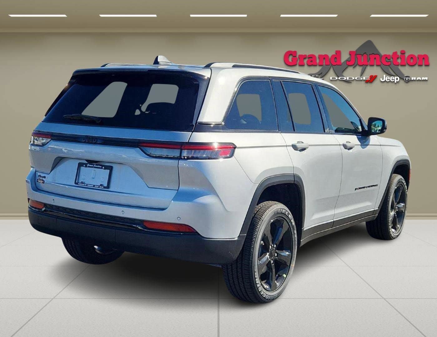 New 2025 Jeep Grand Cherokee Altitude AWD/4WD image 5