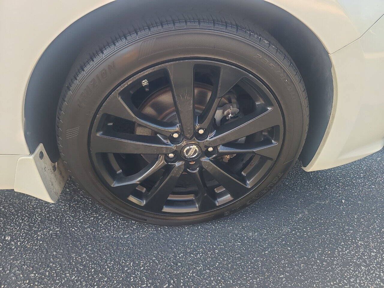 Used 2017 Nissan Altima 2.5 SR w/ Midnight Edition Package FWD image 9