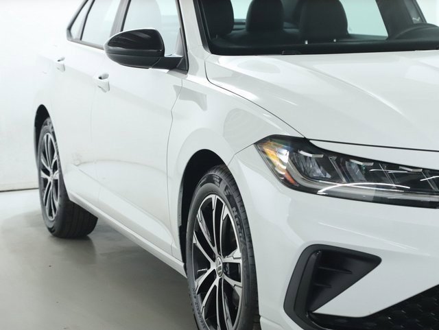 Used 2025 Volkswagen Jetta Sport image 8