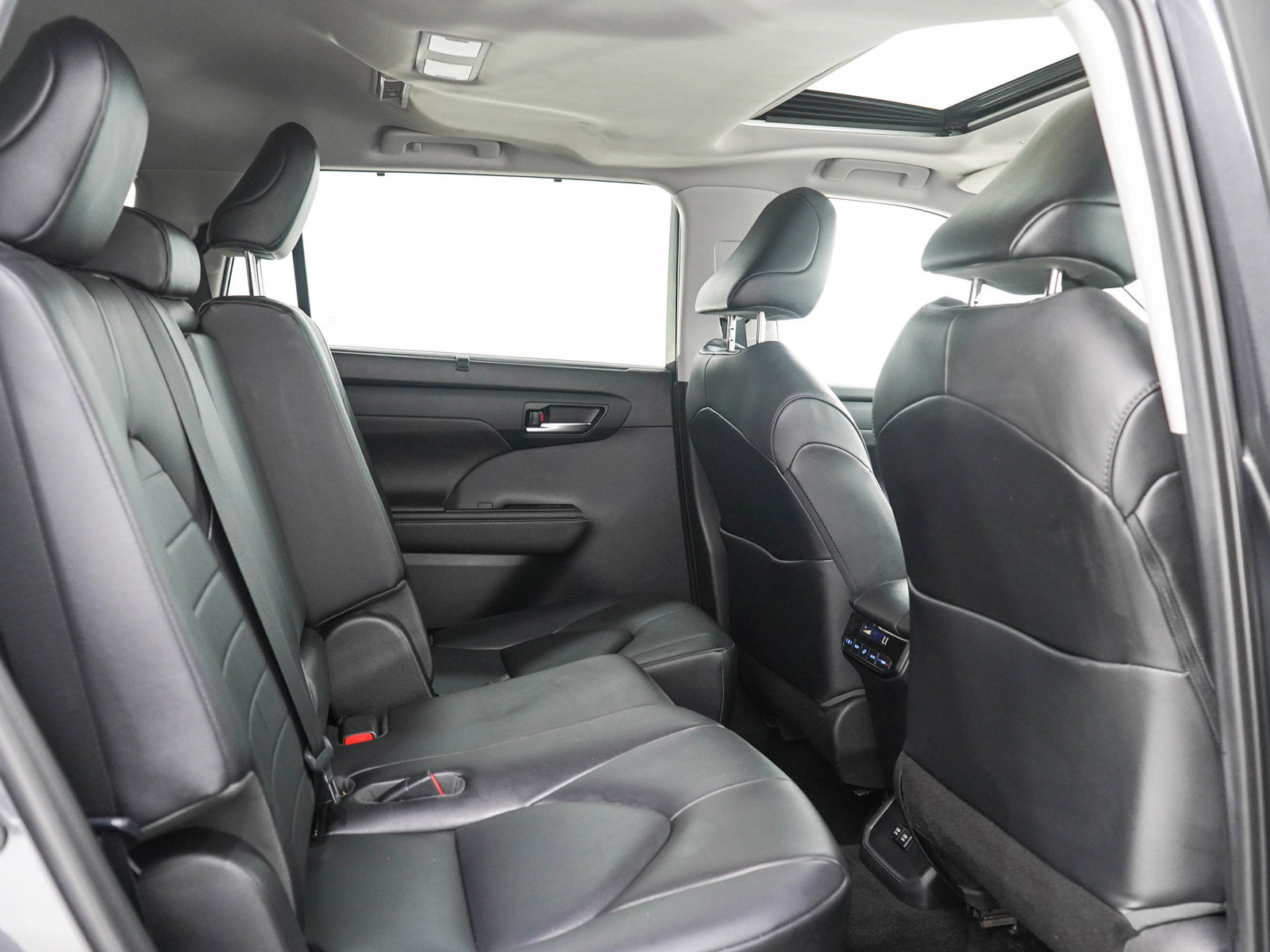 Used 2020 Toyota Highlander XLE AWD/4WD image 14