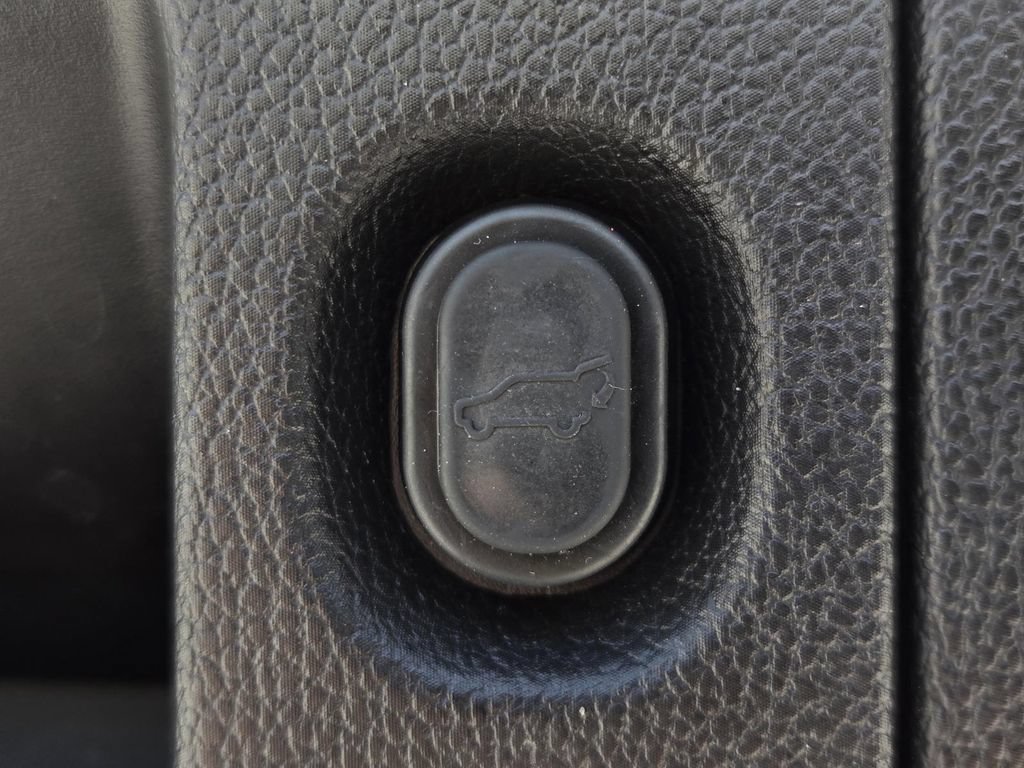 Used 2017 GMC Yukon SLT w/ Premium Edition RWD image 11