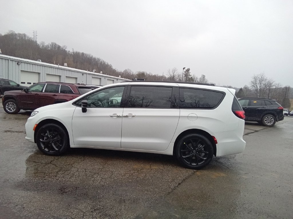 New 2026 Chrysler Pacifica Select w/ S Appearance Package AWD/4WD image 7
