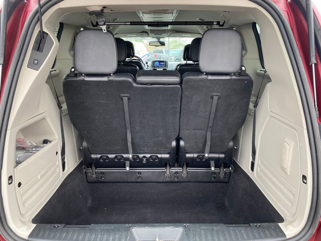 Used 2012 Chrysler Town & Country Touring-L w/ Driver Convenience Group FWD image 5