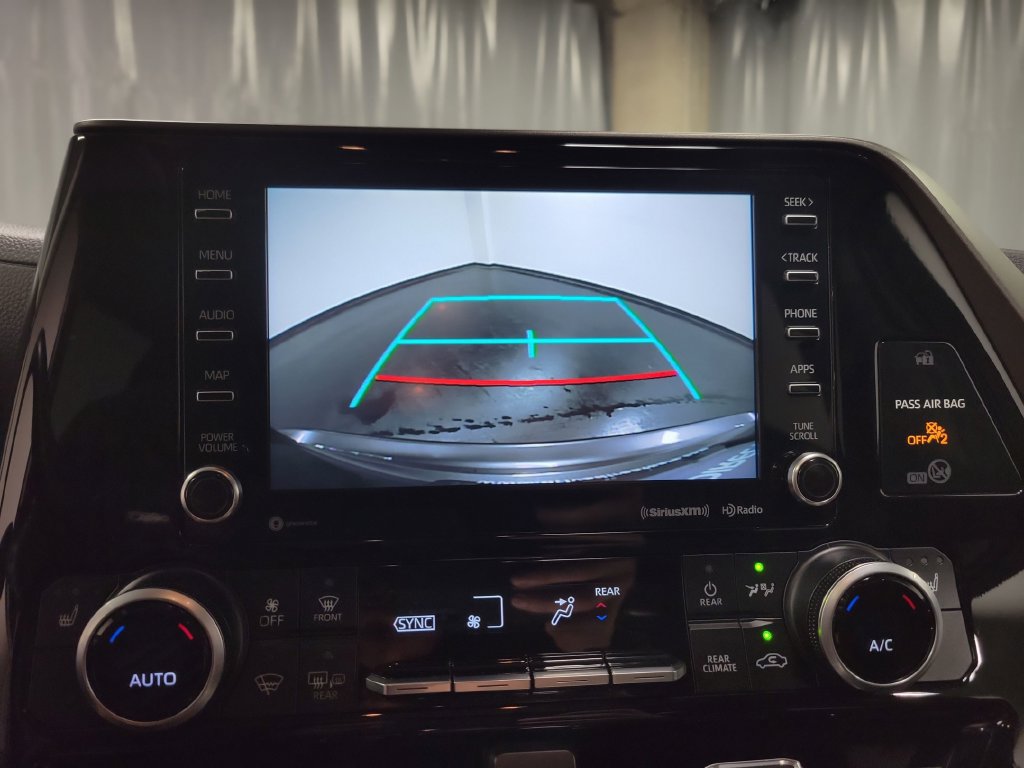 Used 2021 Toyota Highlander XLE AWD/4WD image 22