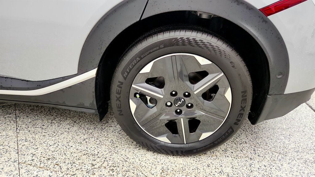 Used 2025 Kia EV6 Light w/ Light LR Technology Package RWD image 9