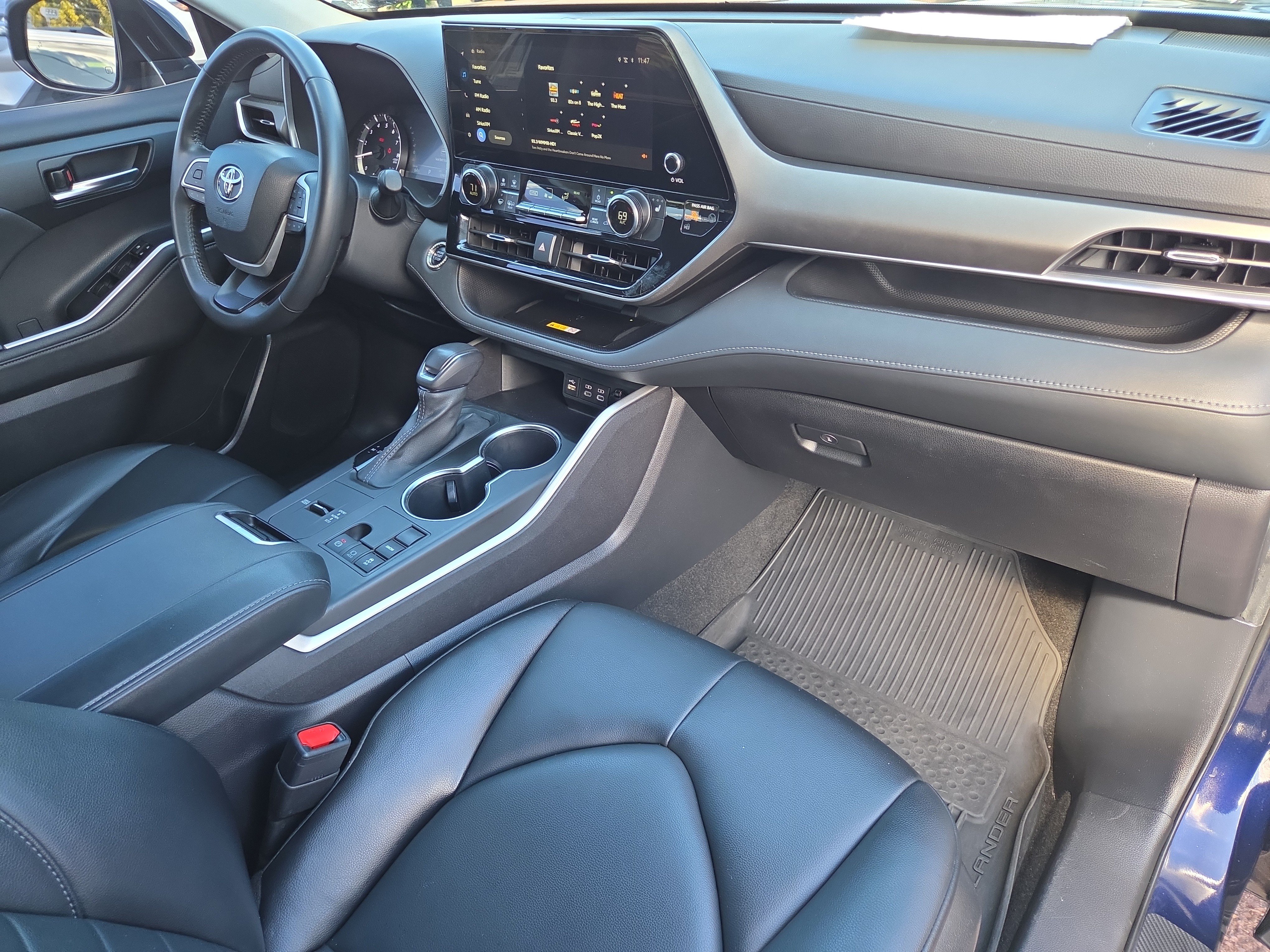 Used 2023 Toyota Highlander XLE FWD image 16