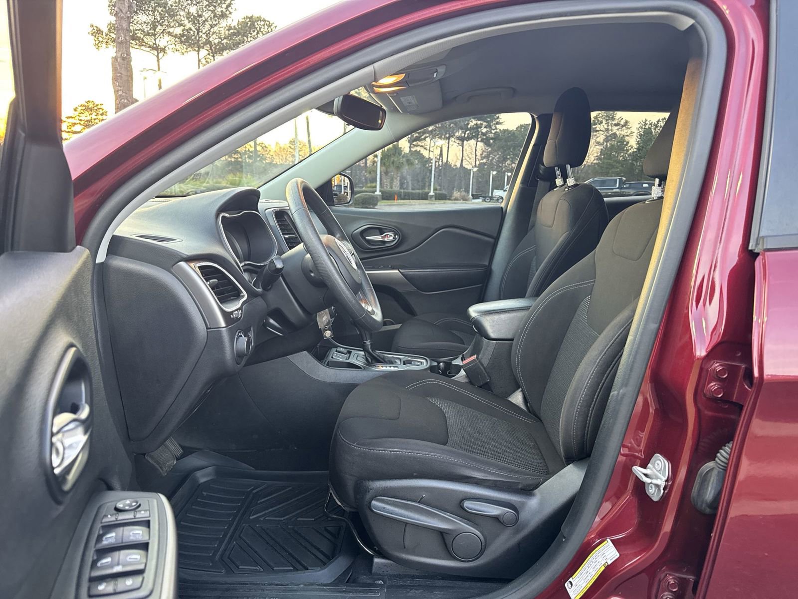 Used 2021 Jeep Cherokee Latitude image 16