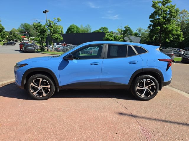 Used 2024 Chevrolet Trax RS FWD image 2