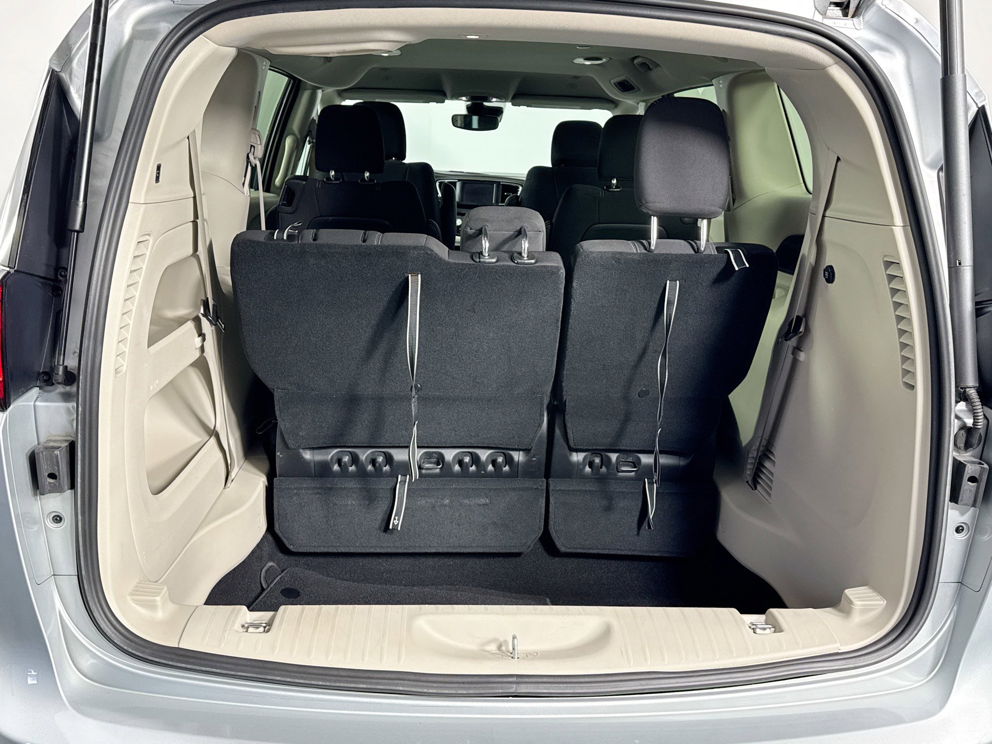 Used 2023 Chrysler Voyager LX image 36