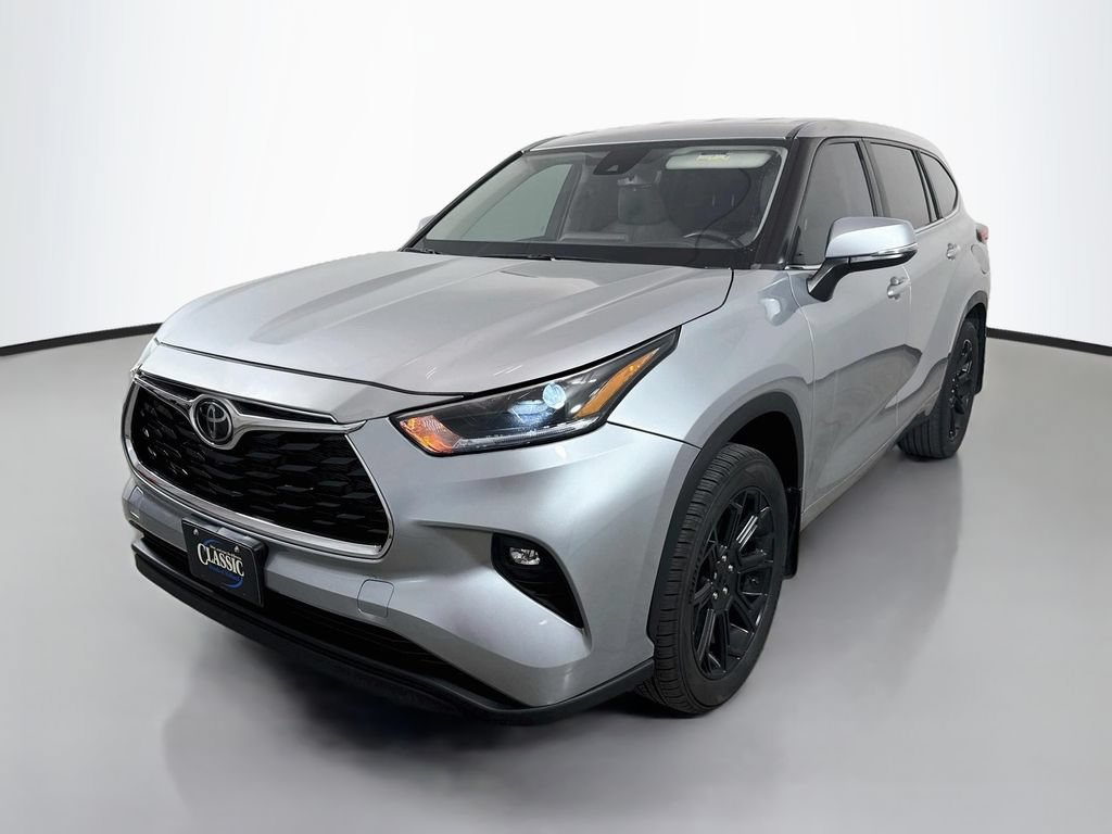 Used 2023 Toyota Highlander LE FWD image 3