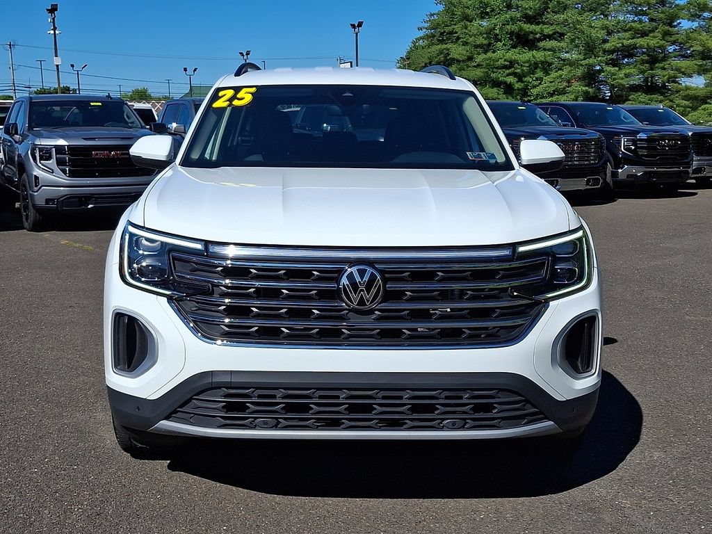 Used 2025 Volkswagen Atlas SE AWD/4WD image 2