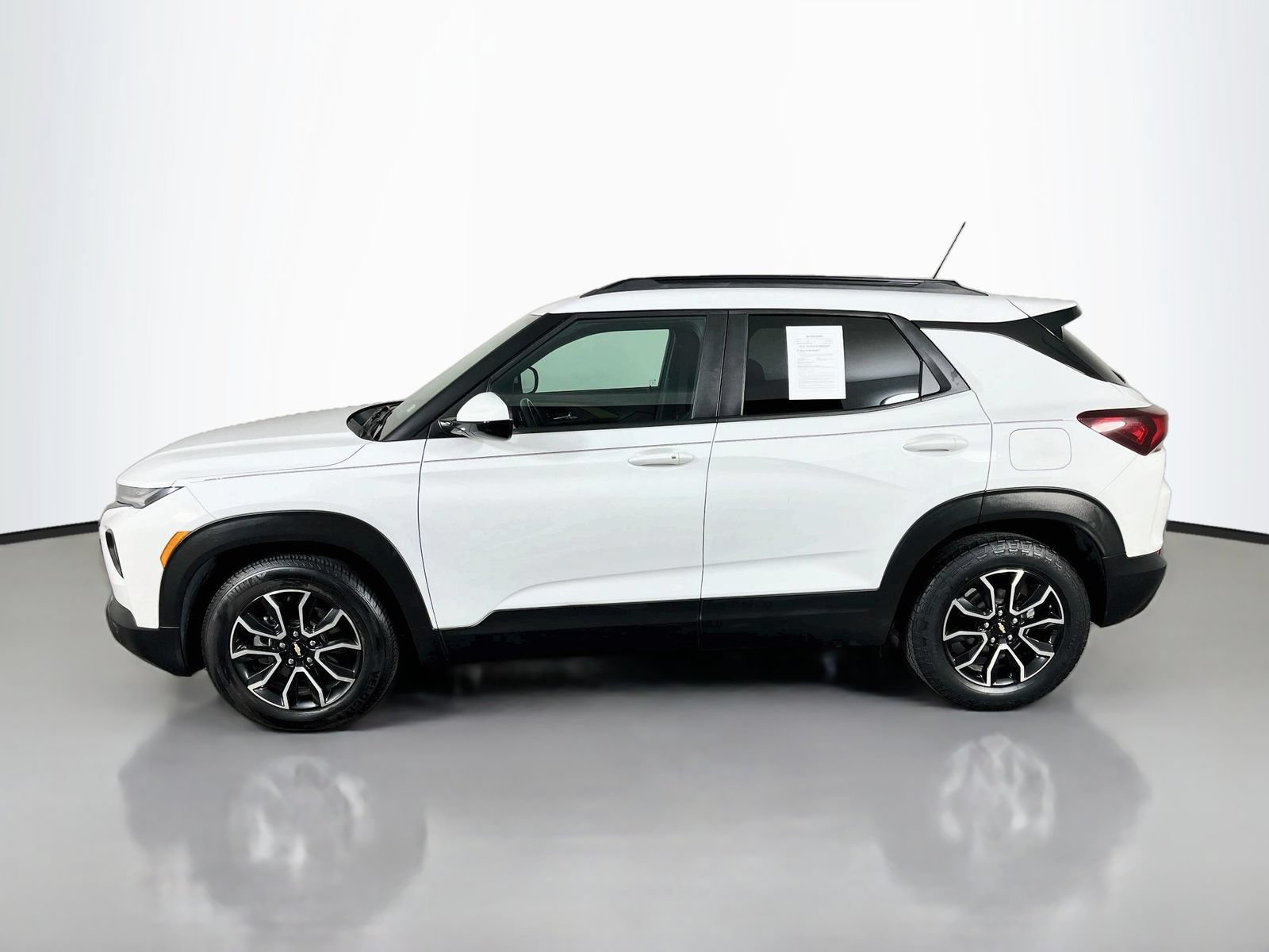 Used 2021 Chevrolet TrailBlazer ACTIV w/ Sun and Liftgate Package FWD image 4