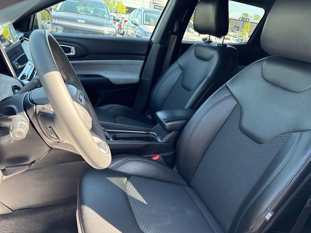 Used 2024 Jeep Compass Latitude image 11