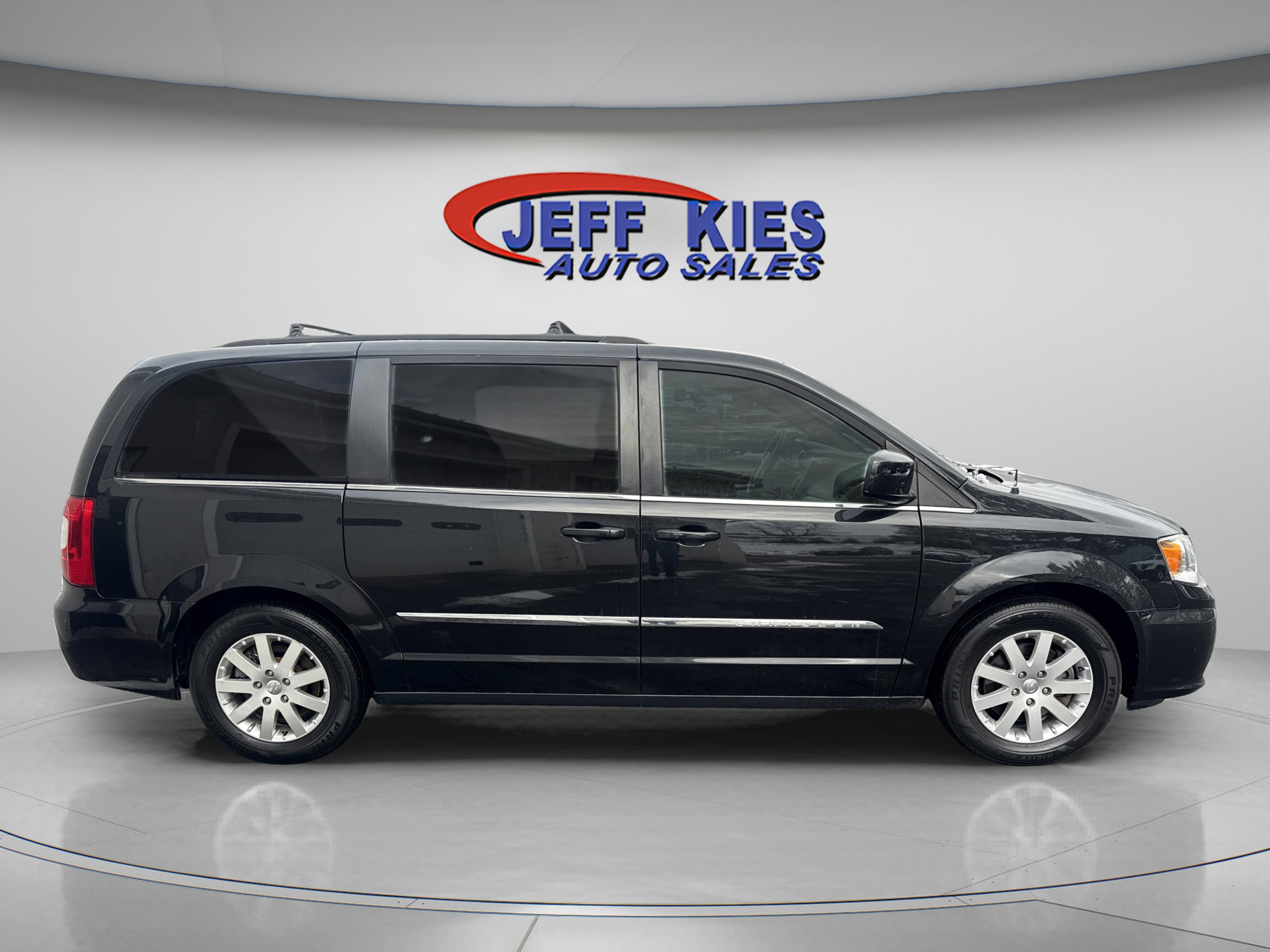 Used 2016 Chrysler Town & Country Touring image 4