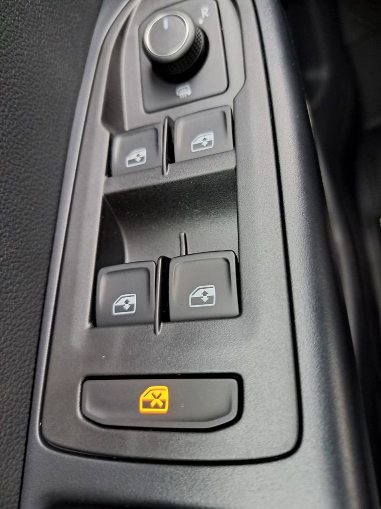 New 2026 Volkswagen Taos SE image 17