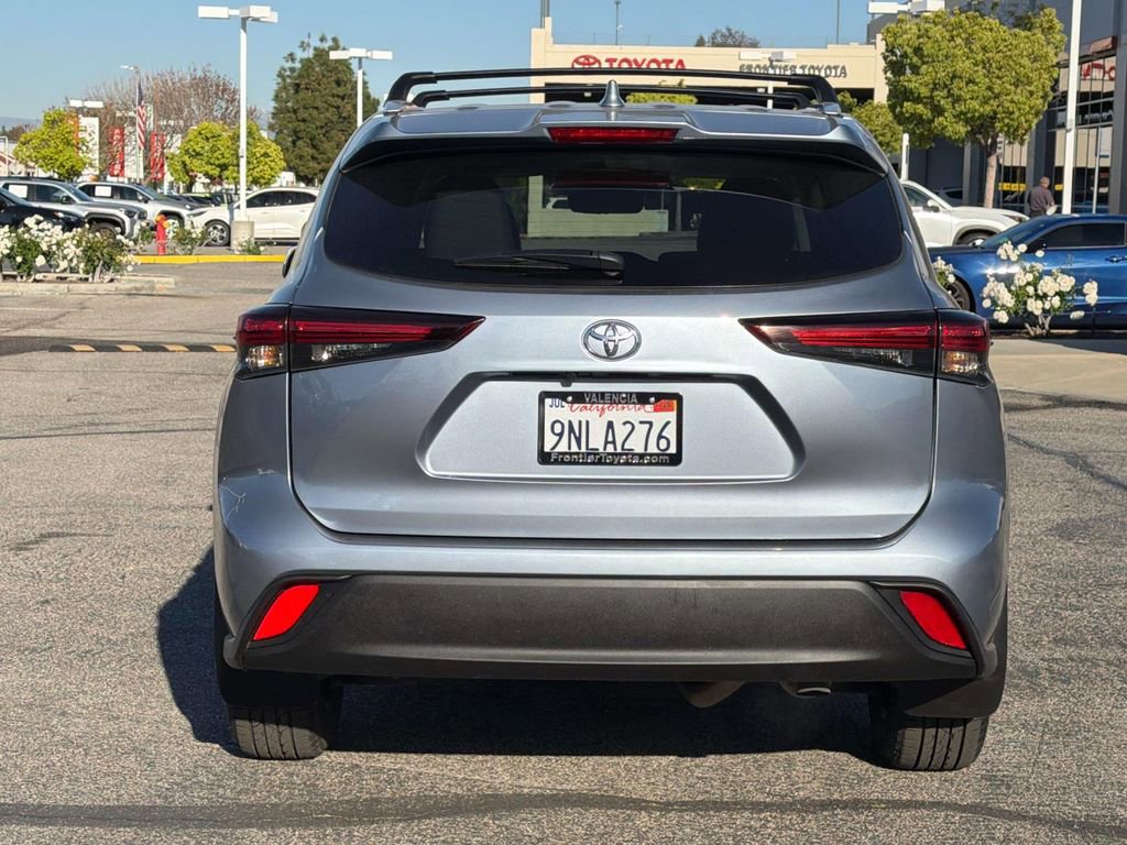 Used 2024 Toyota Highlander XLE FWD image 4
