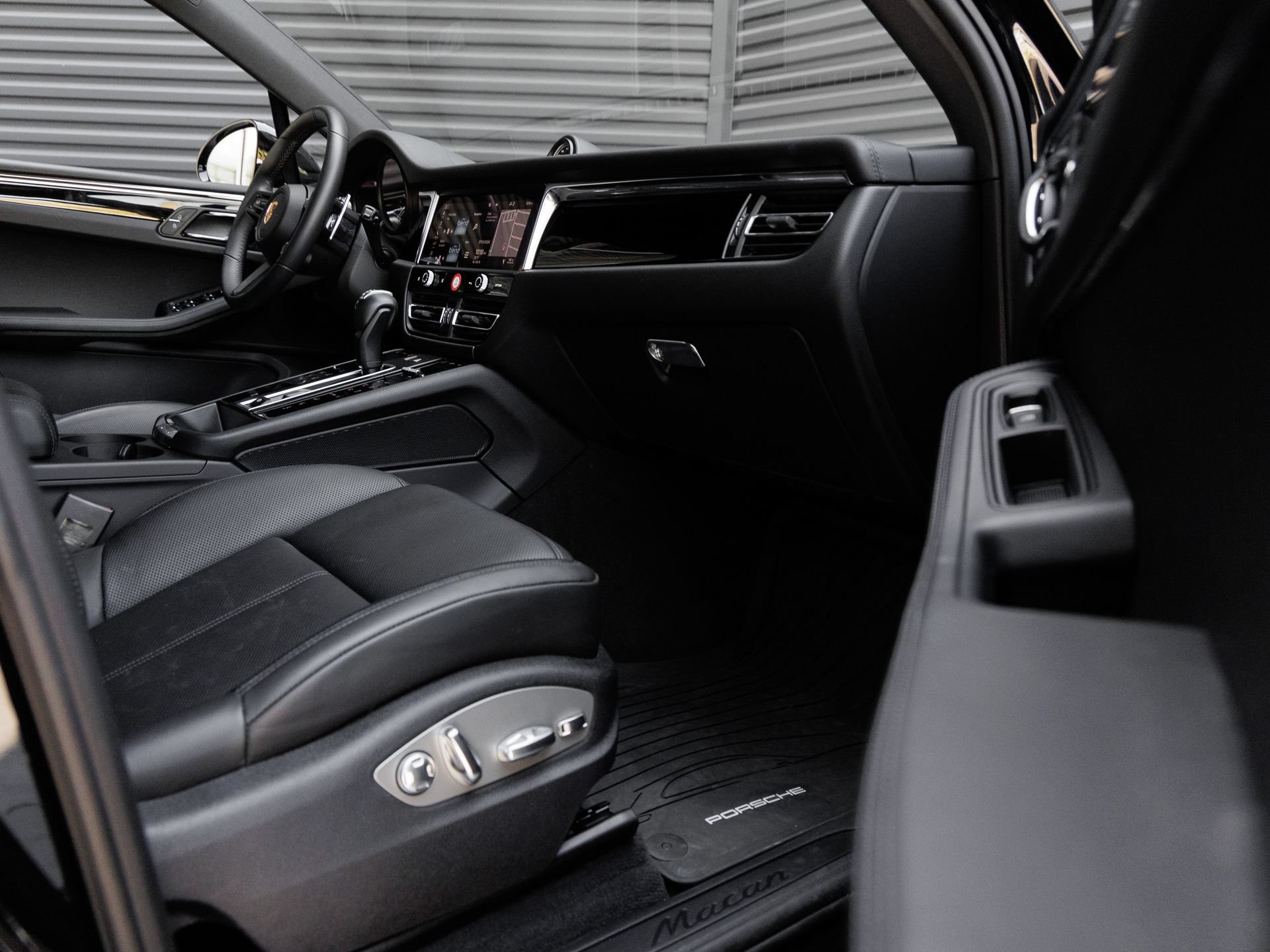 Certified 2026 Porsche Macan AWD/4WD image 38