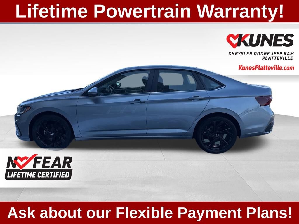 Used 2025 Volkswagen Jetta SE w/ Sunroof Package image 8