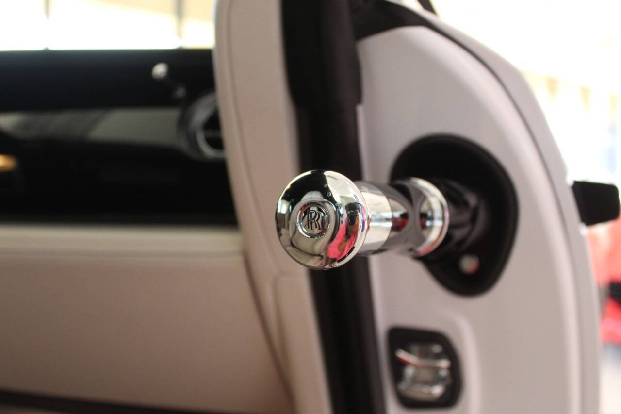 Used 2019 Rolls-Royce Dawn RWD image 30
