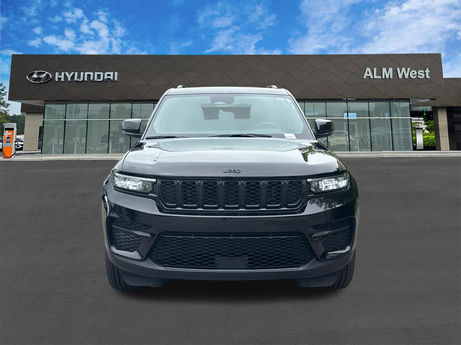 Used 2025 Jeep Grand Cherokee Altitude AWD/4WD image 2