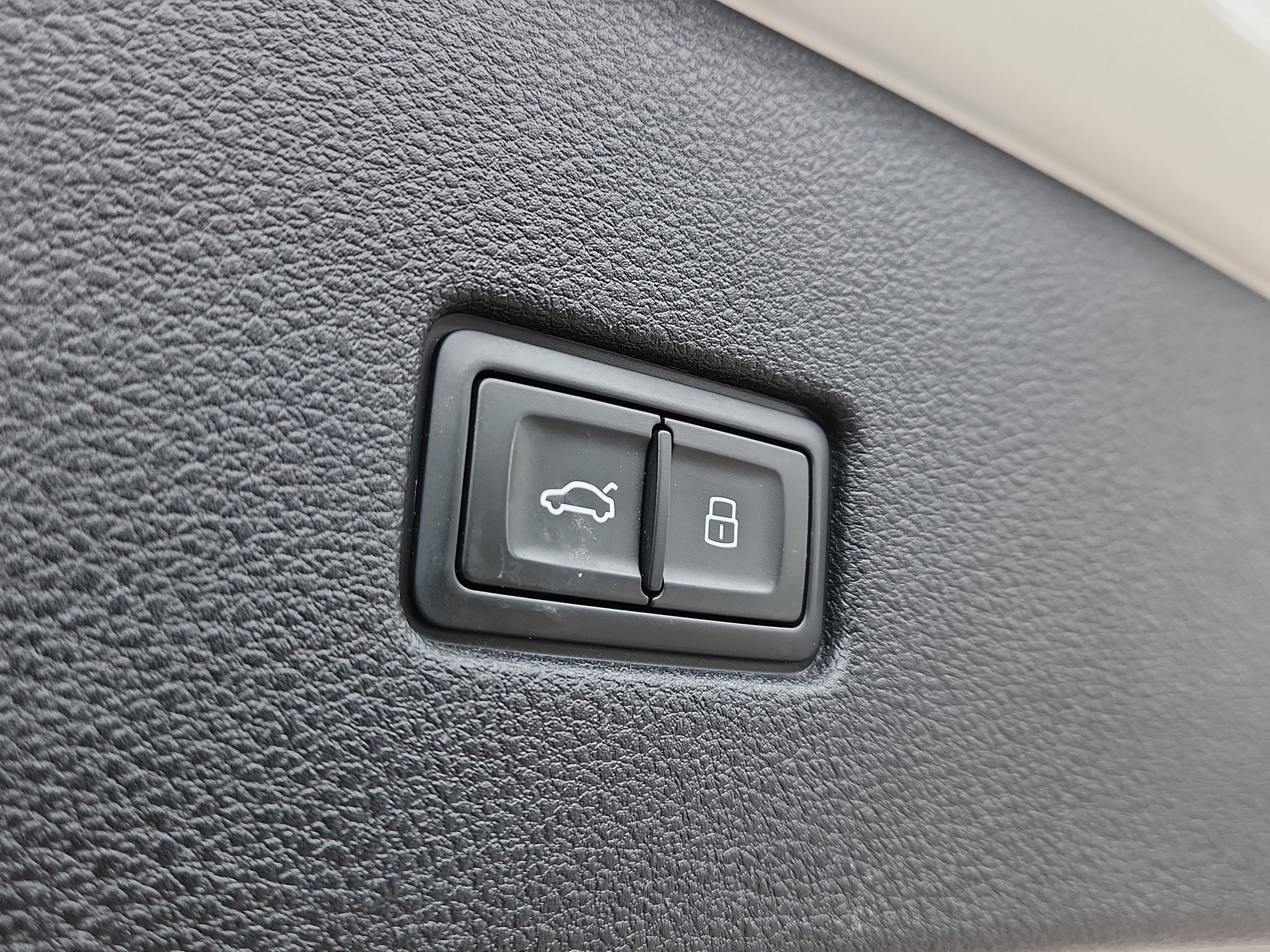 Used 2019 Audi Q8 Premium w/ Convenience Package image 12