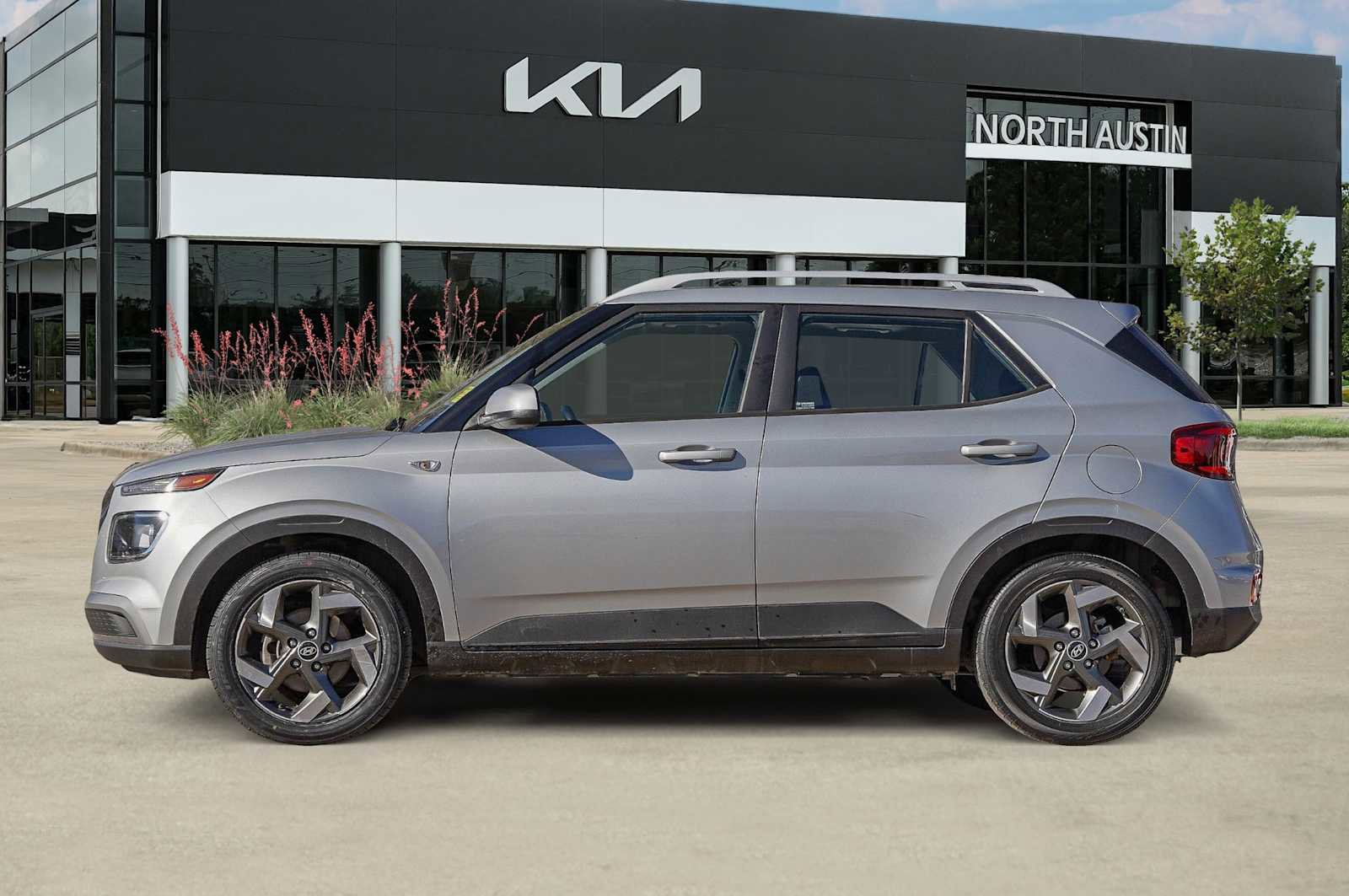 Used 2022 Hyundai Venue SEL image 4