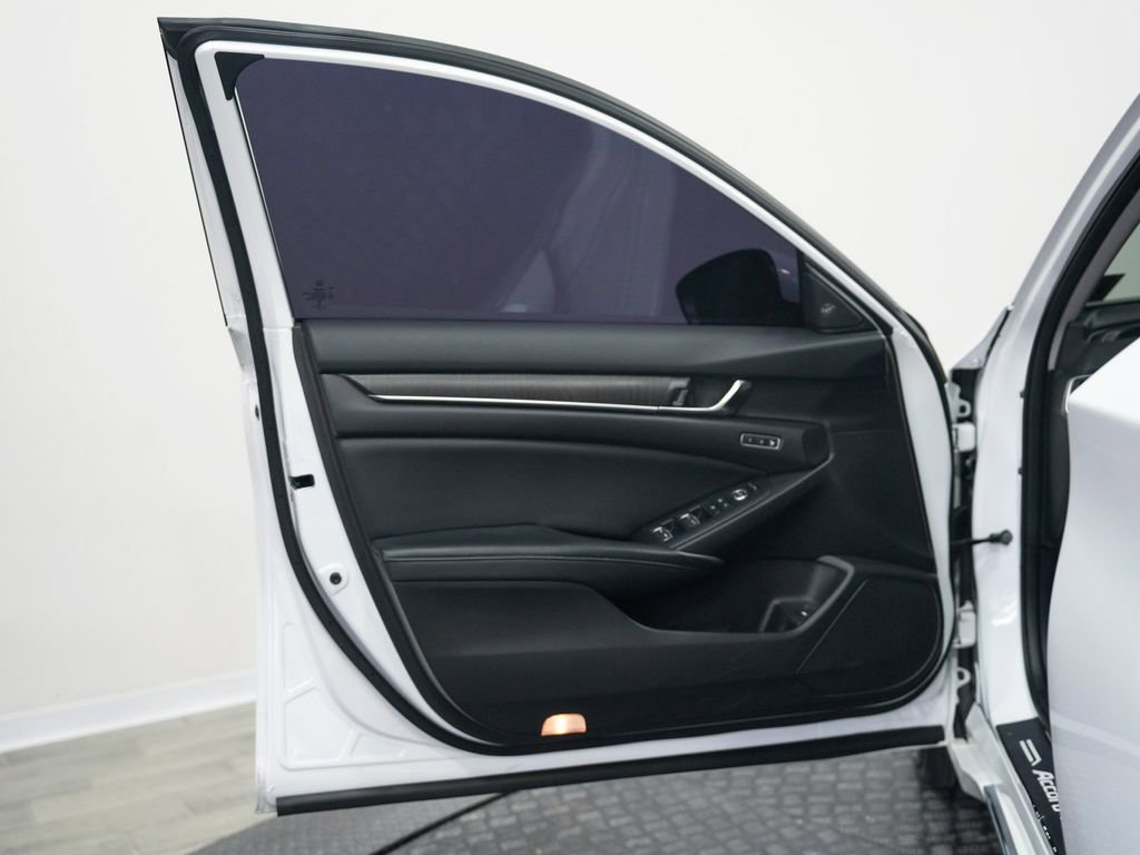 Used 2018 Honda Accord Touring image 10