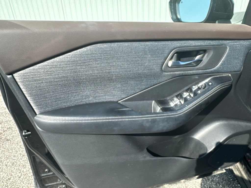 Used 2023 Nissan Rogue SV AWD/4WD image 13