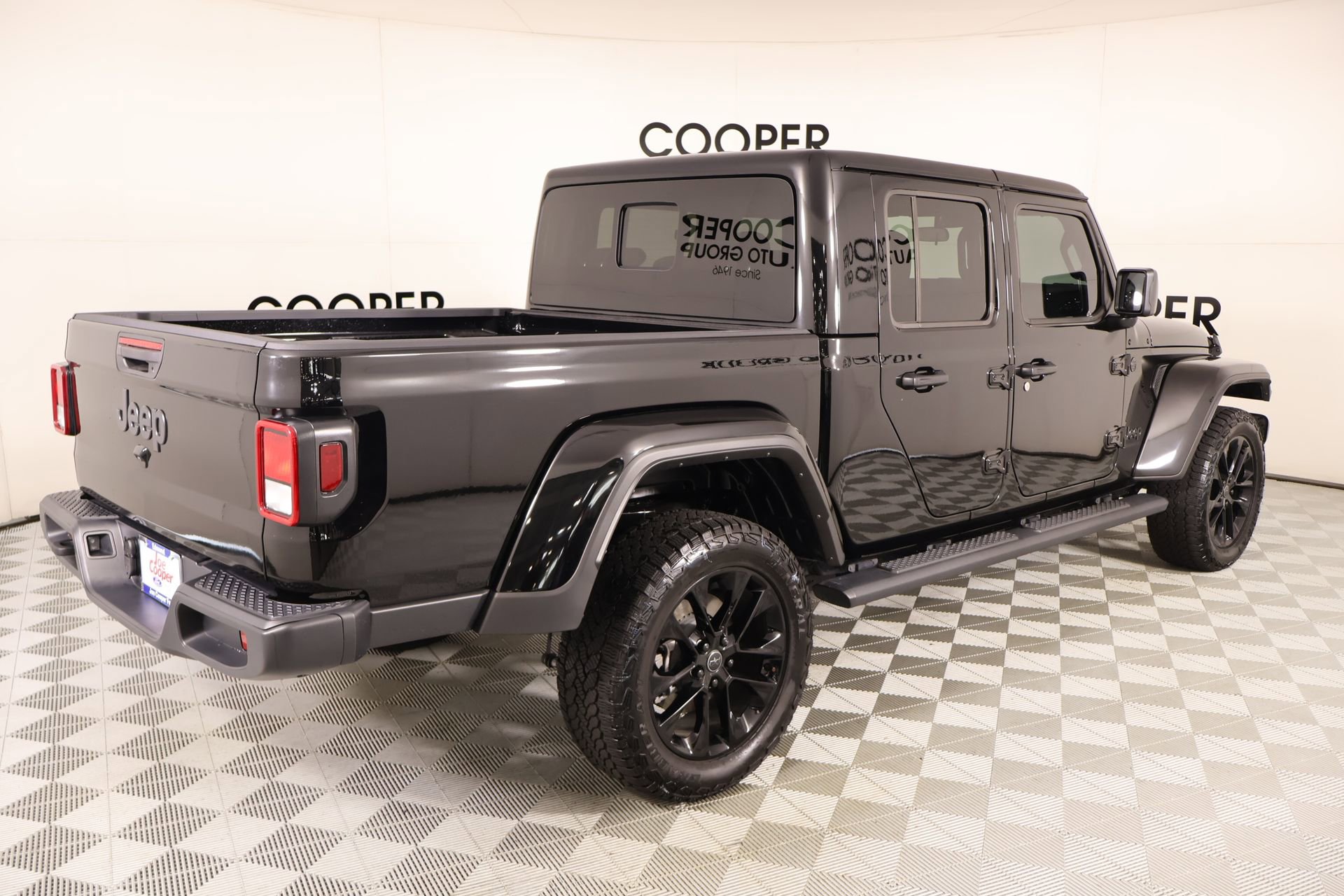 Used 2025 Jeep Gladiator Sport AWD/4WD image 19
