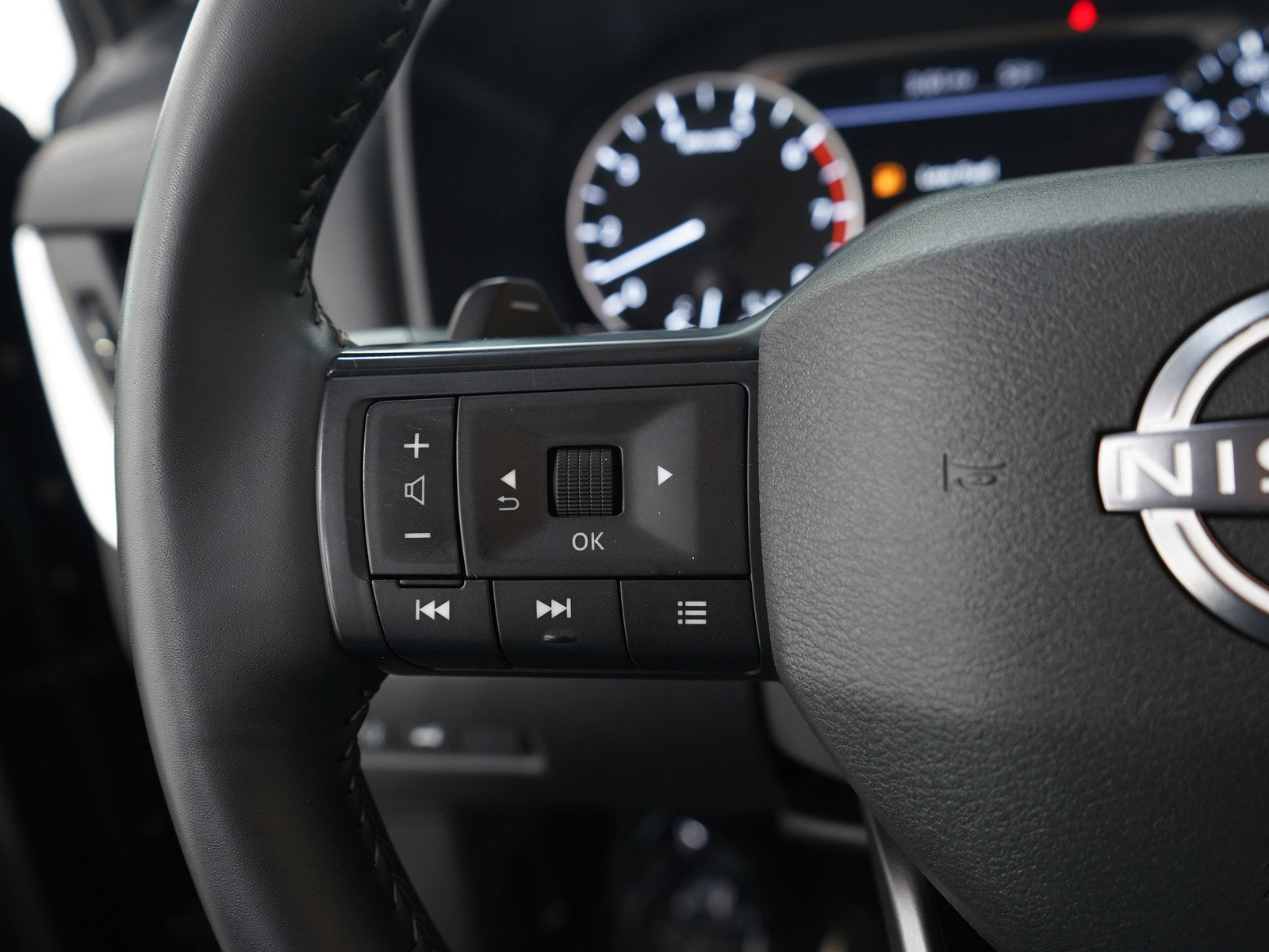 Used 2025 Nissan Rogue SV image 27