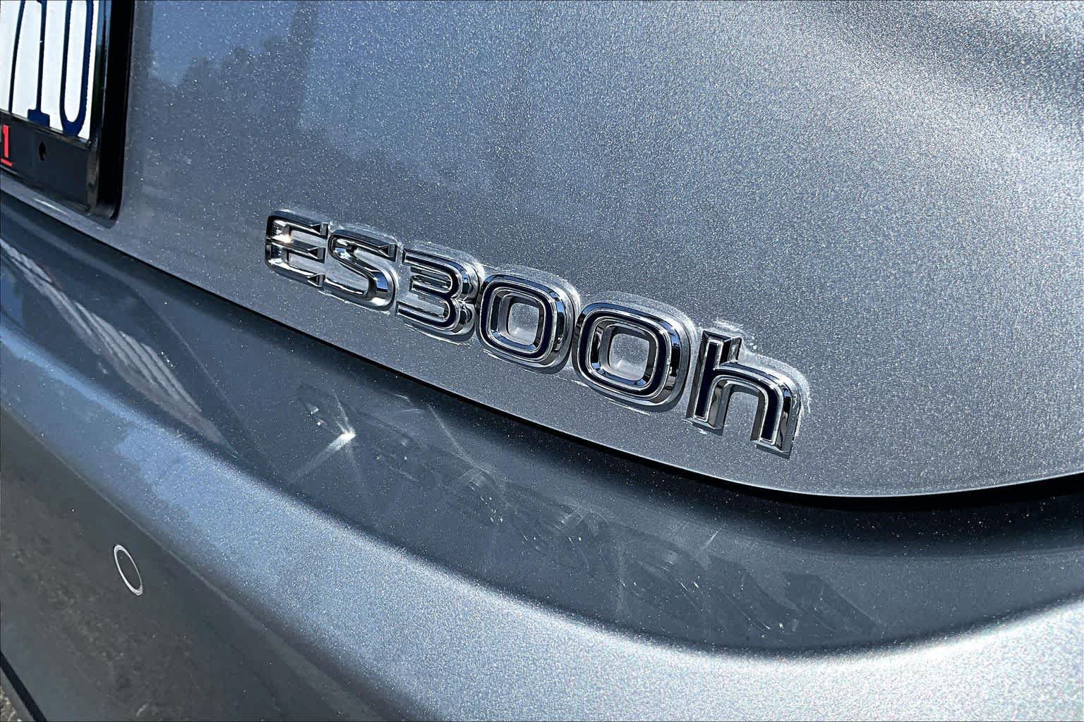 Used 2022 Lexus ES 300h w/ Accessory Package FWD image 9