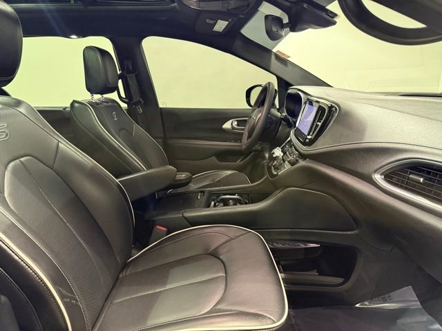 Used 2025 Chrysler Pacifica Limited FWD image 31