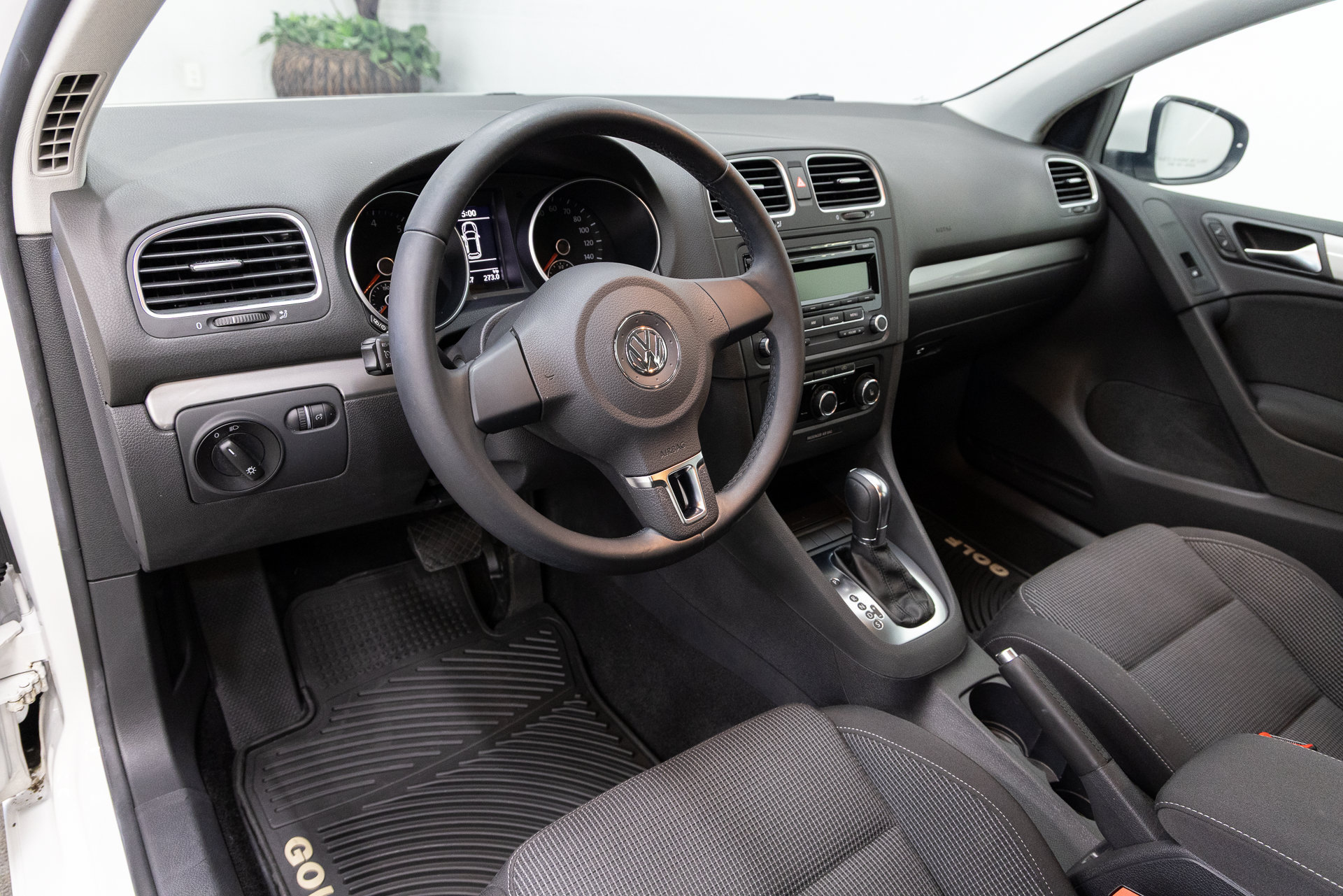 Used 2013 Volkswagen Golf 4-Door FWD image 6