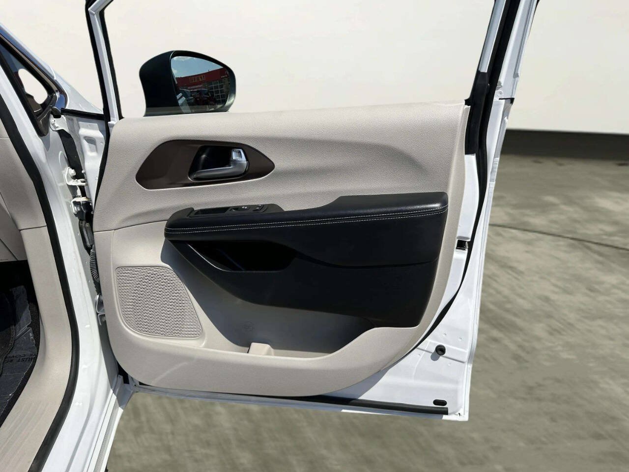 Used 2022 Chrysler Voyager LX FWD image 21