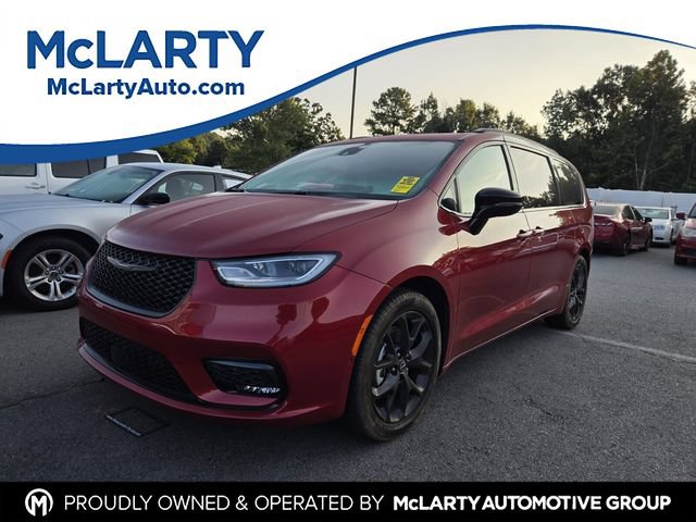 Used 2026 Chrysler Pacifica Limited w/ Uconnect Theater Family Group