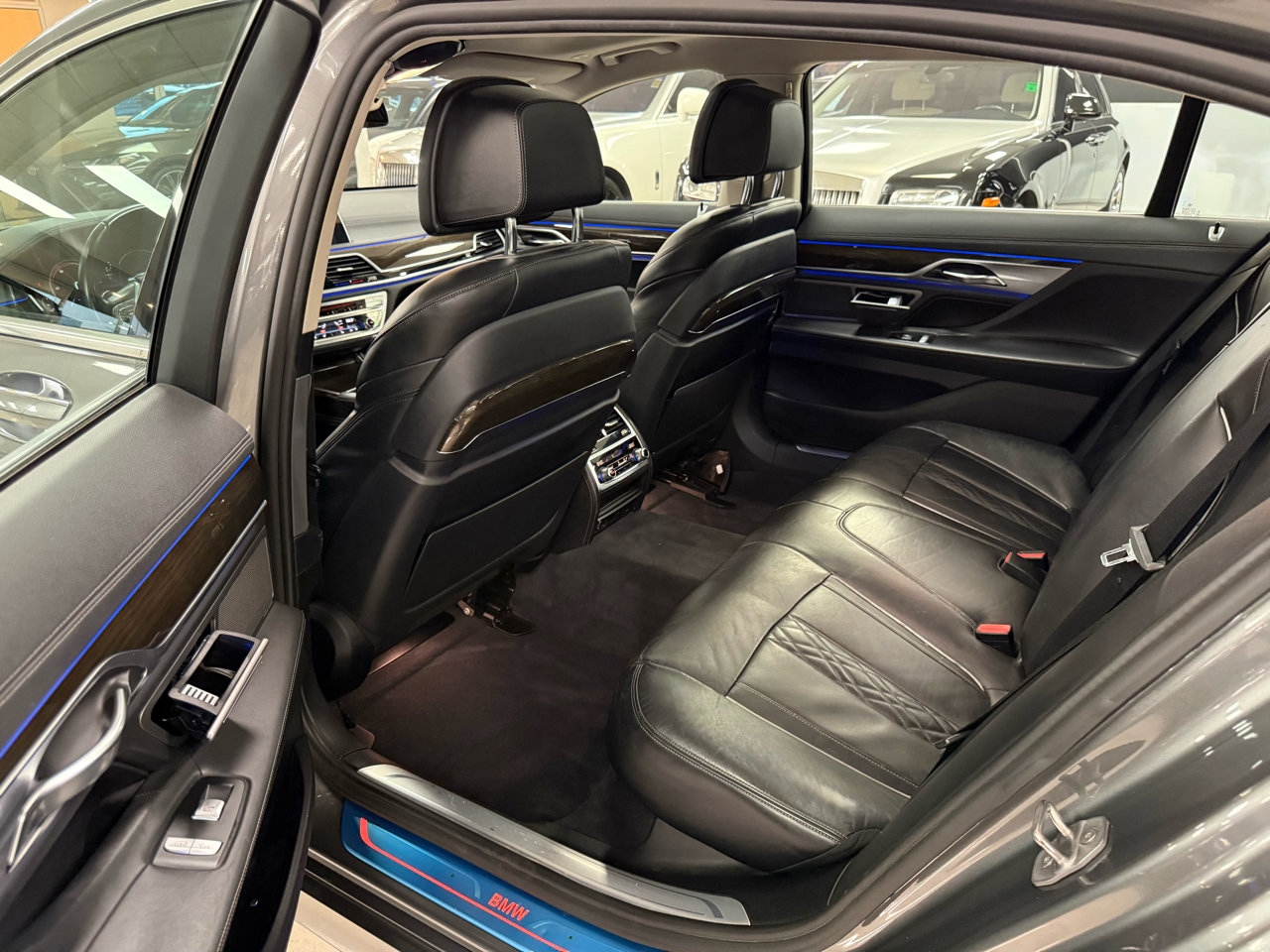 Used 2016 BMW 740i image 10