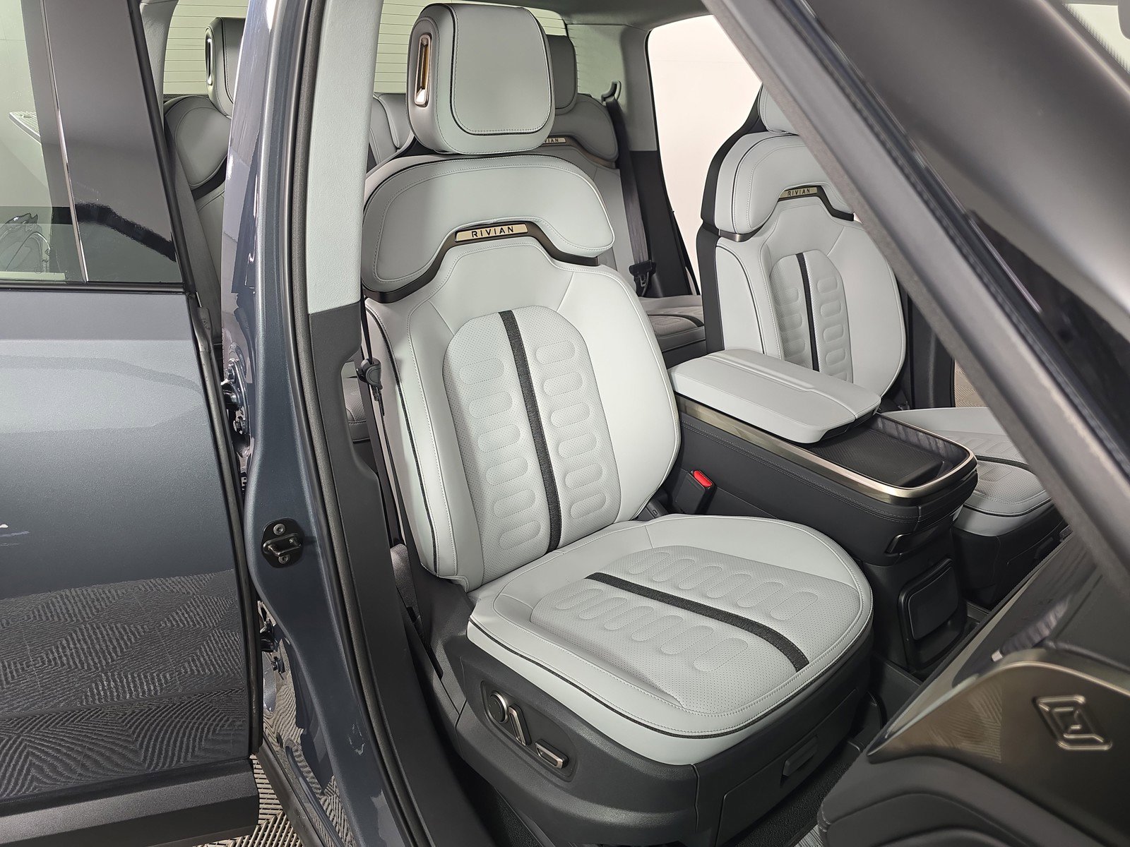 Used 2024 Rivian R1T Adventure AWD/4WD image 23