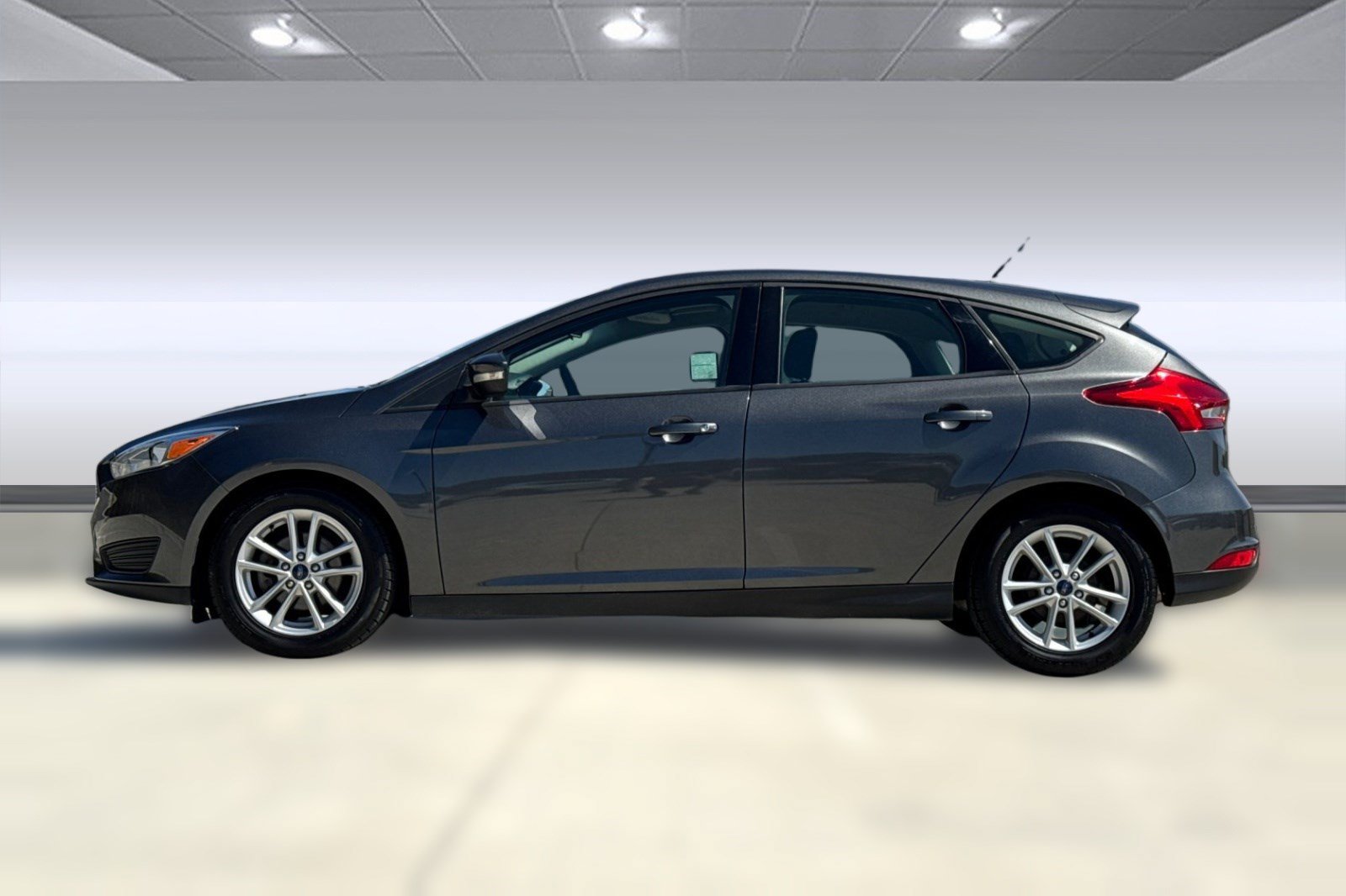 Used 2017 Ford Focus SE FWD image 2