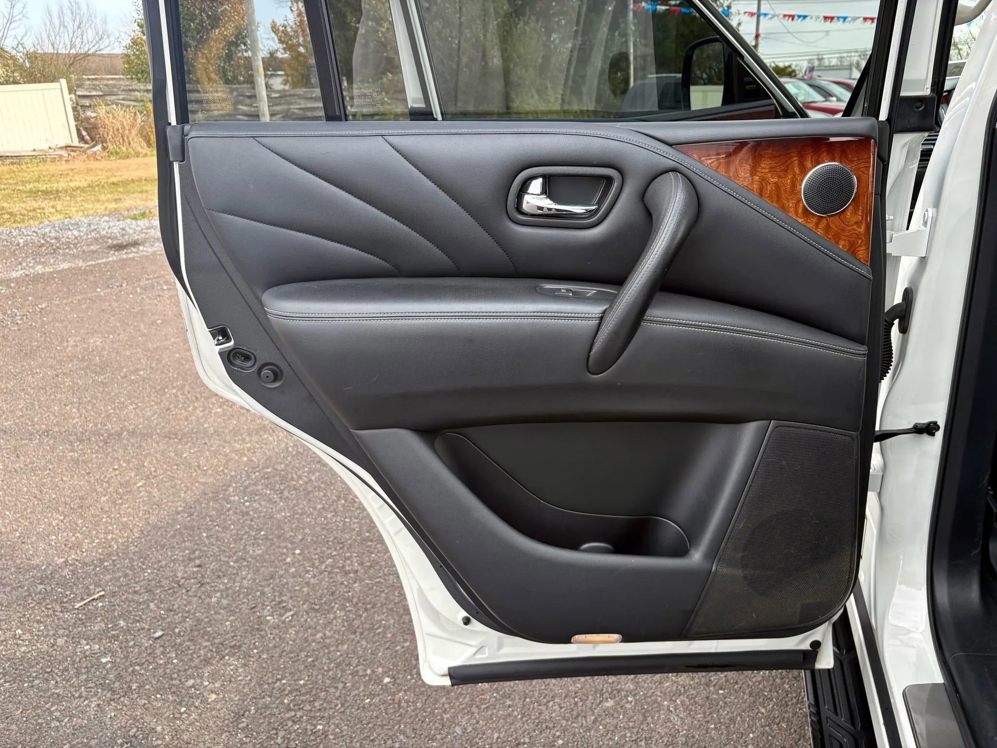 Used 2016 INFINITI QX80 4WD w/ Deluxe Technology Package image 10