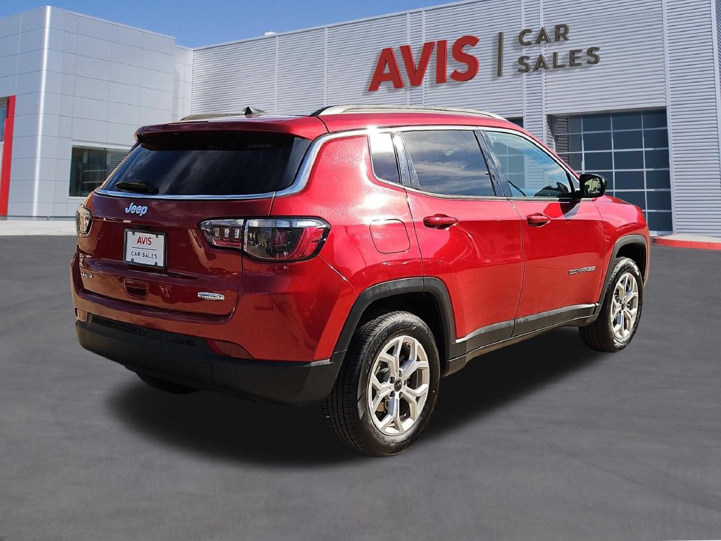 Used 2025 Jeep Compass Latitude w/ Sun & Sound Group AWD/4WD image 6