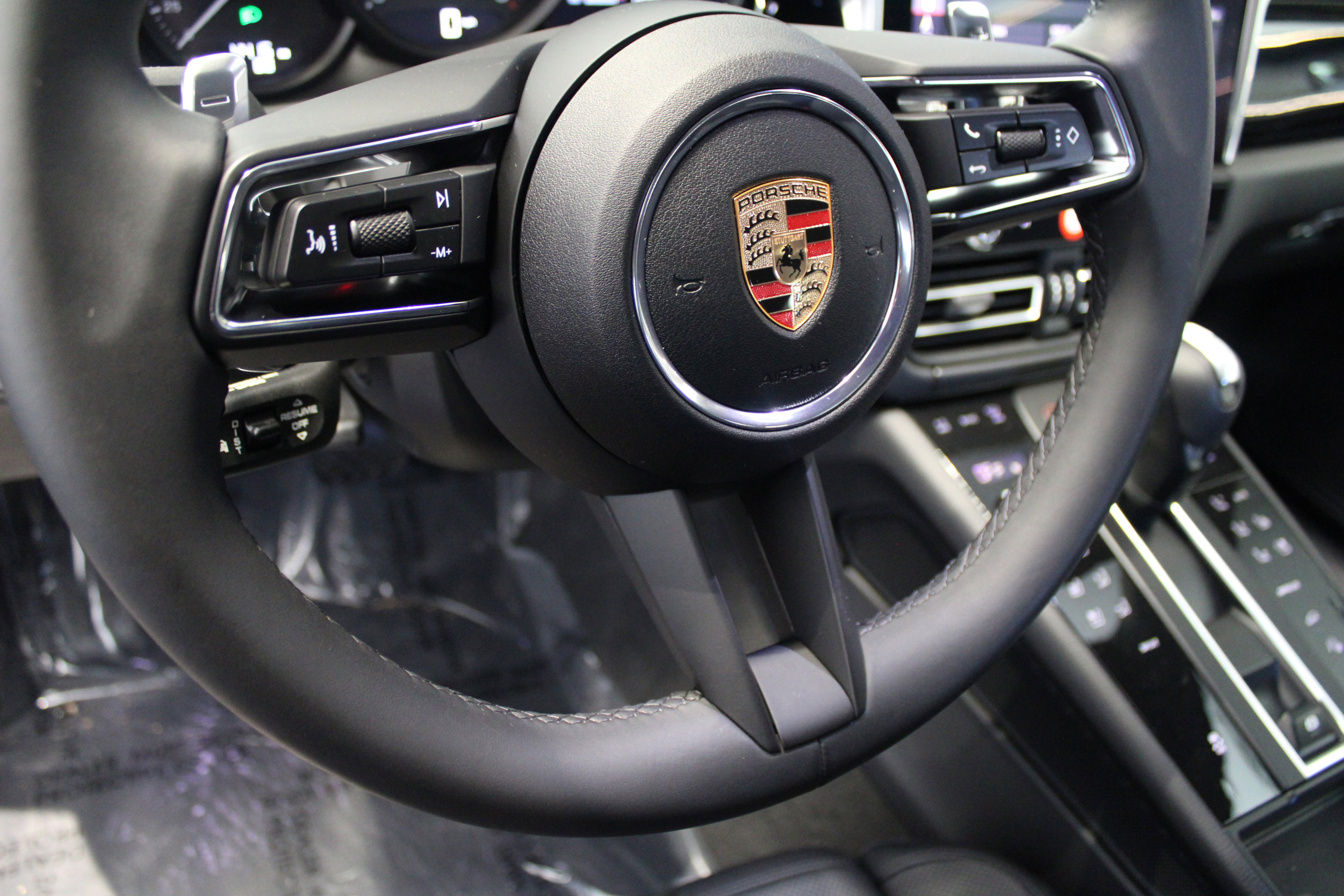 Certified 2025 Porsche Macan image 17