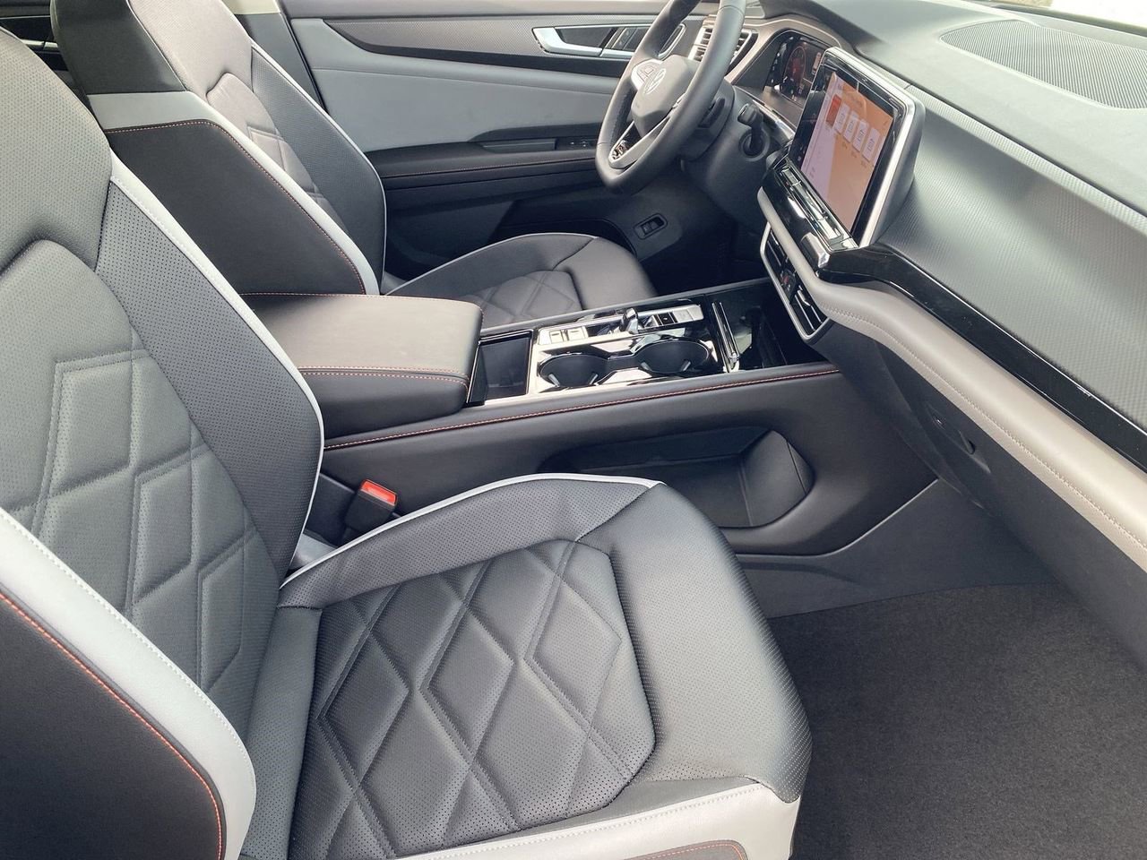 New 2026 Volkswagen Atlas Peak Edition image 8