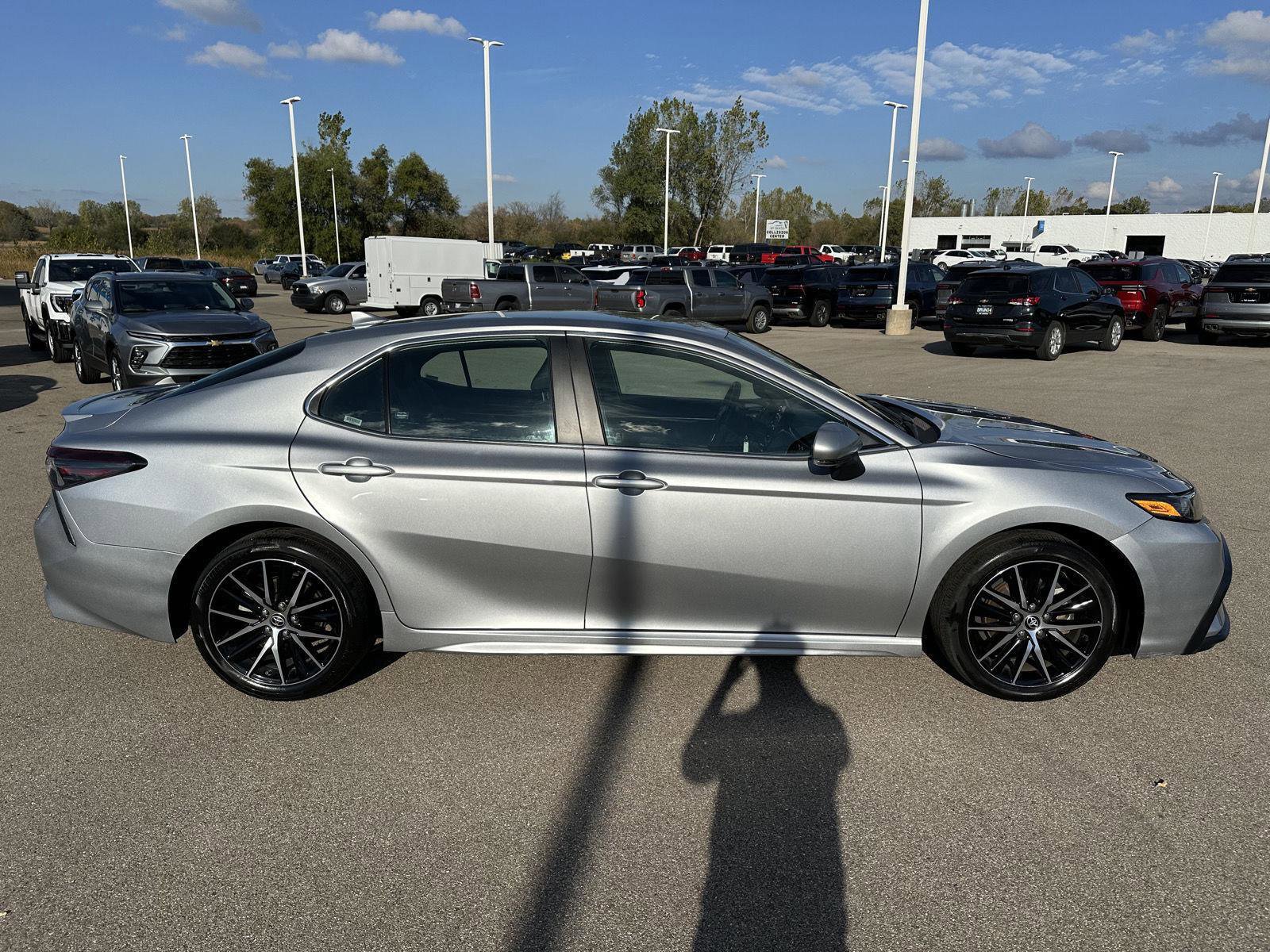 Used 2024 Toyota Camry SE image 9