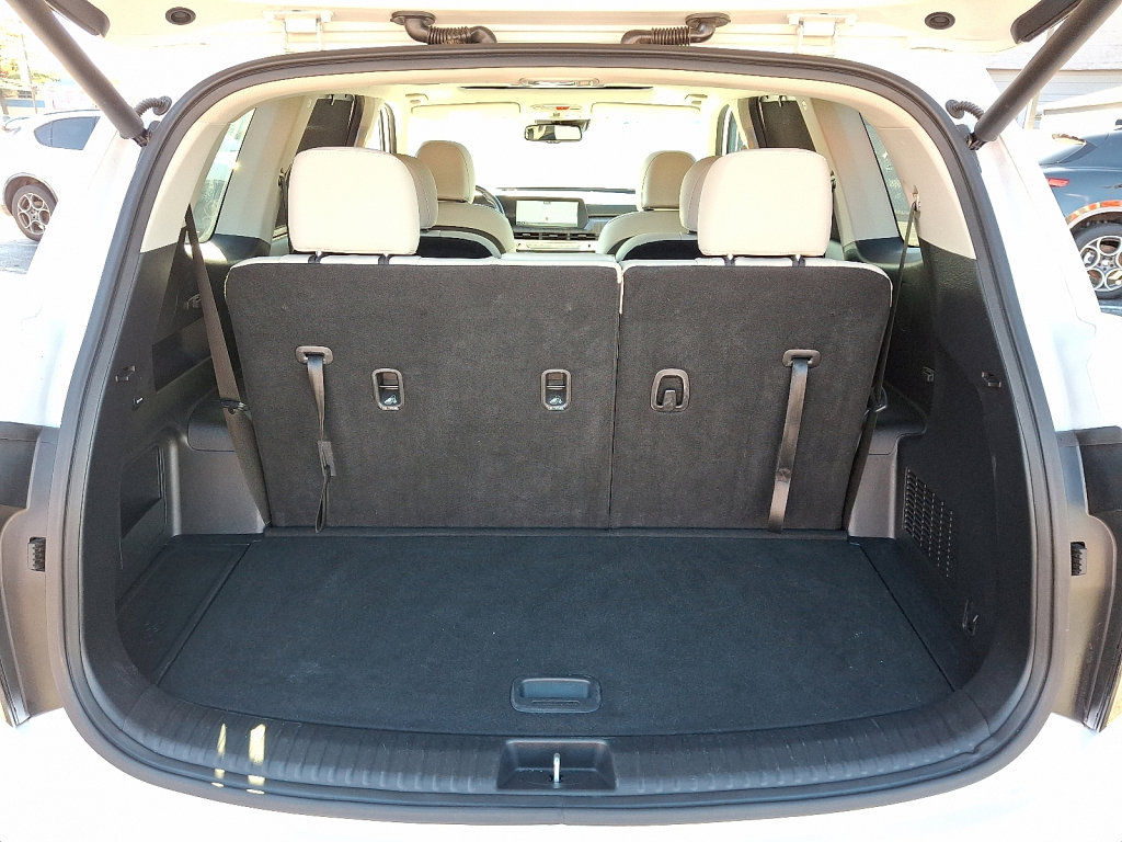 Used 2023 Kia Telluride EX w/ EX Captain's Chair Package image 18