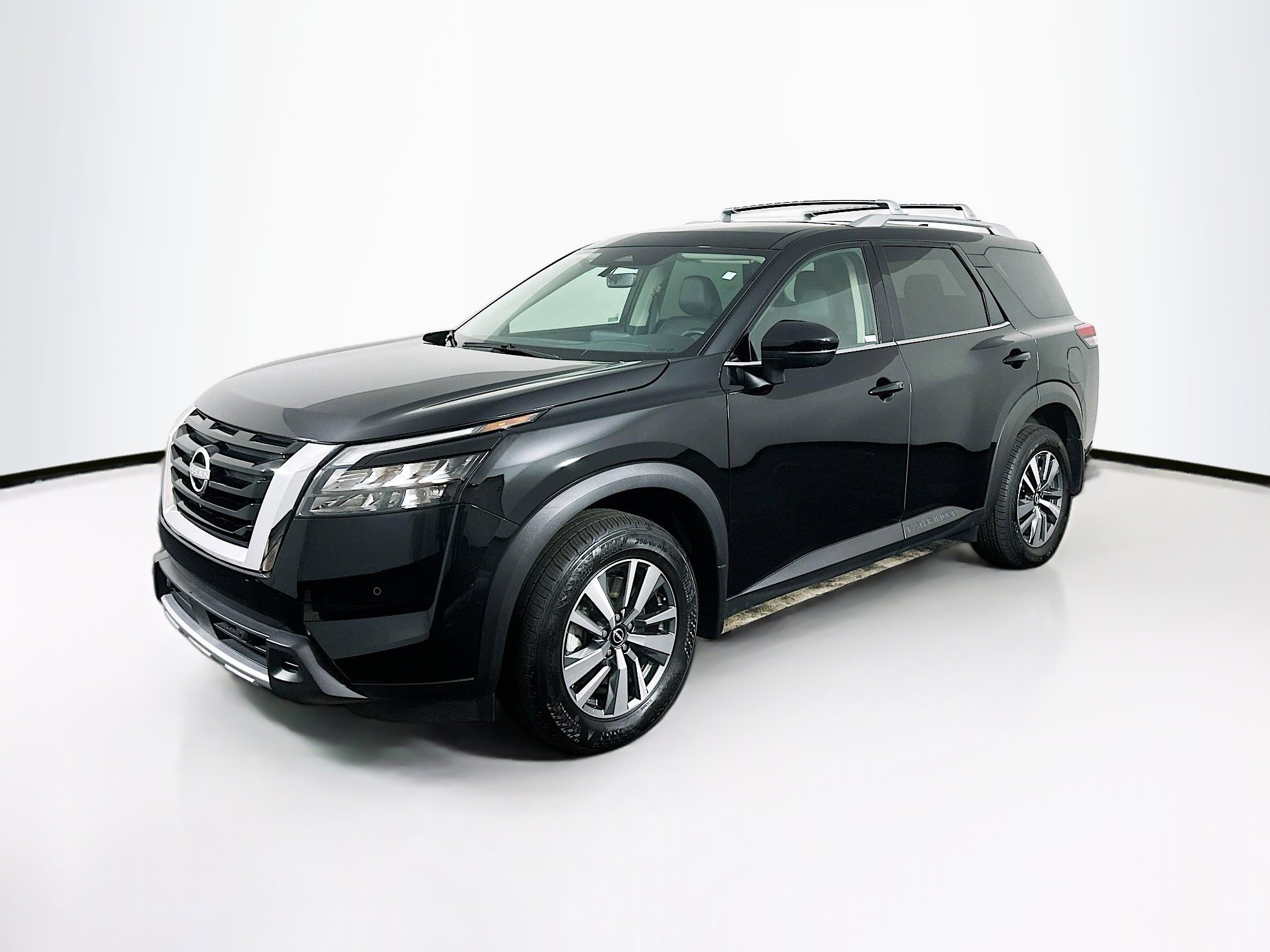 Used 2025 Nissan Pathfinder SL image 3
