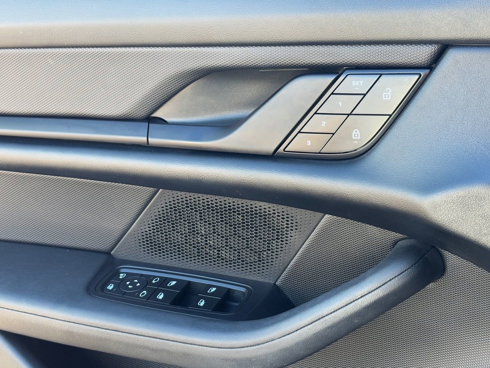 Used 2023 Porsche Taycan image 19