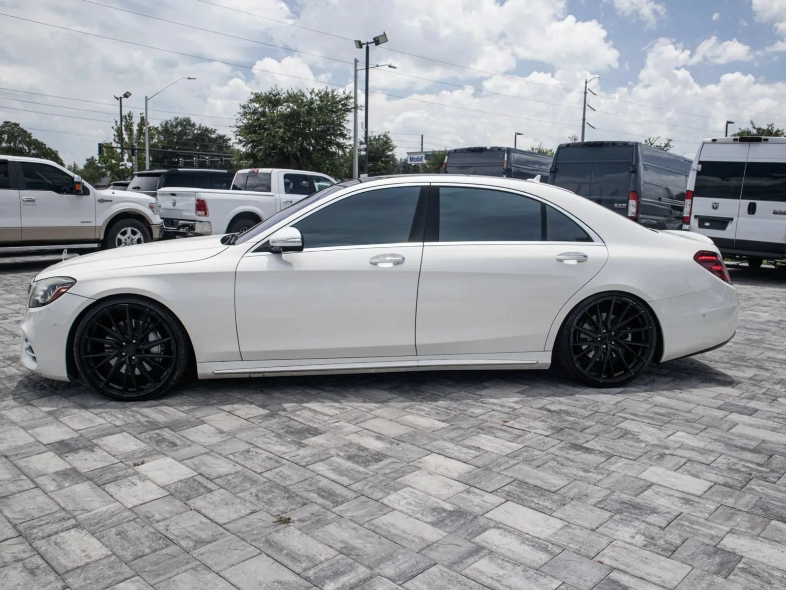 Used 2019 Mercedes-Benz S 560 Sedan w/ AMG Line Exterior image 4