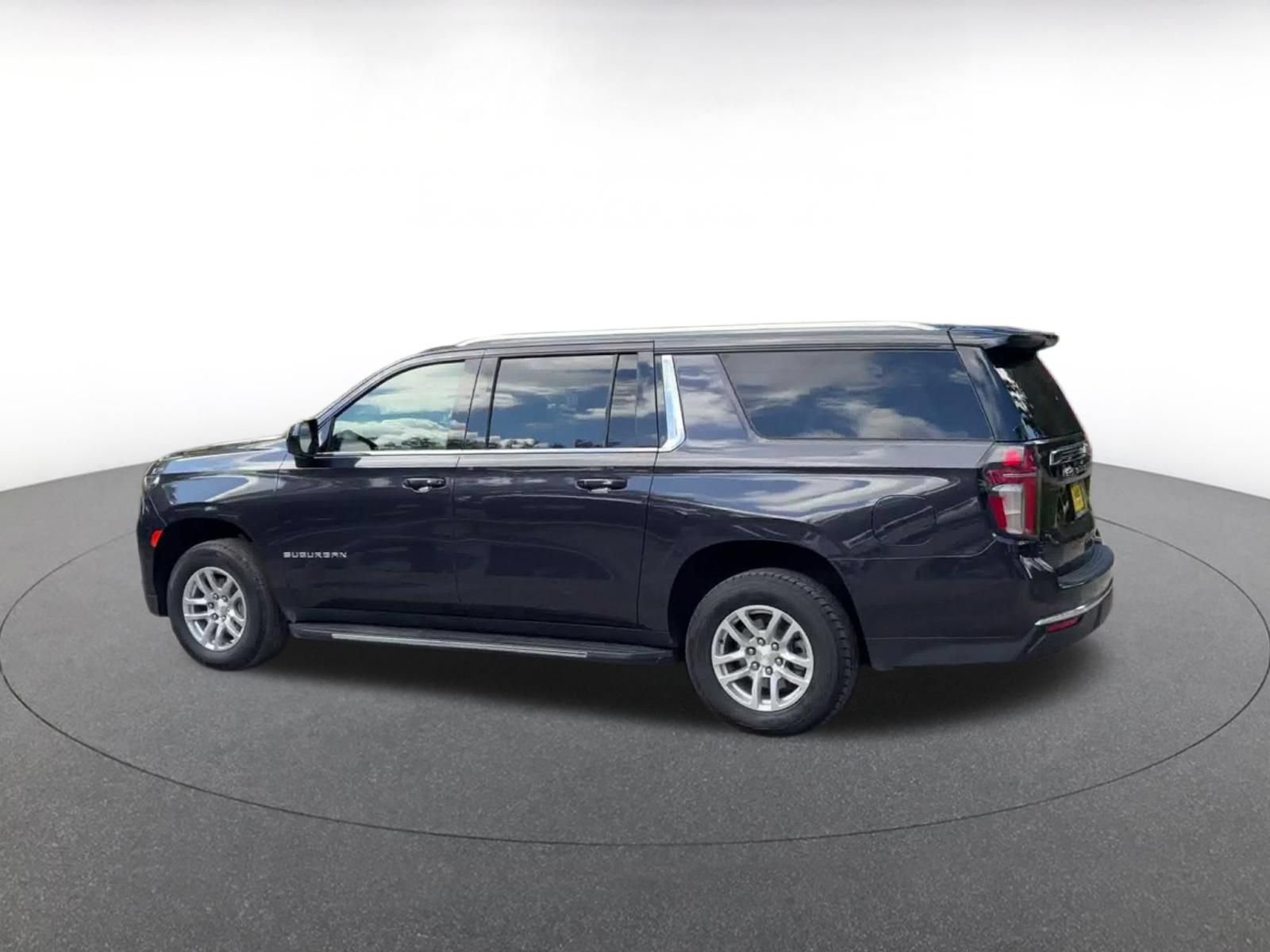 Used 2024 Chevrolet Suburban LT RWD image 9