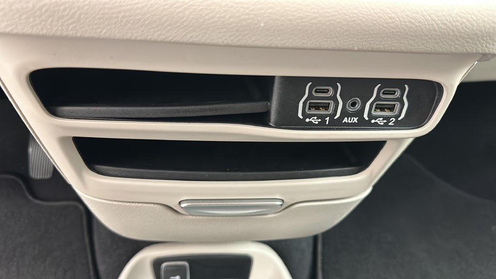 Used 2023 Chrysler Voyager LX FWD image 19