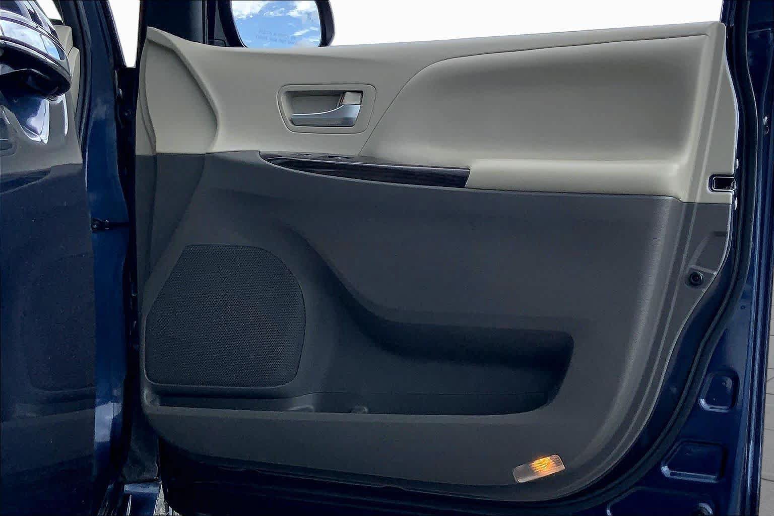 Used 2020 Toyota Sienna XLE Premium FWD image 22